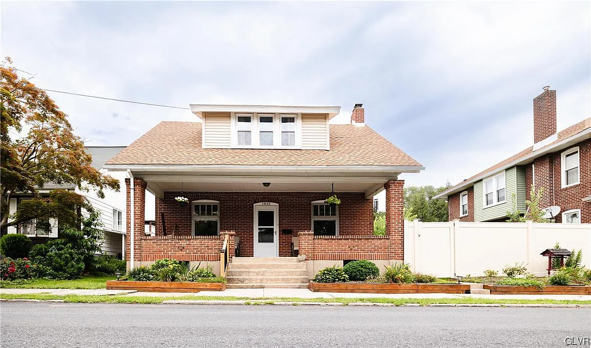 1835 W Woodlawn St photo 1