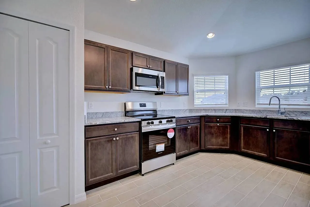 4 bed, 3.0 bath, 1807 sqft, $2,300 — Photo 3