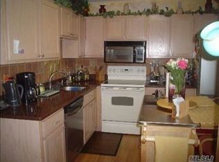 8 Charleston Ct, Coram, NY 11727