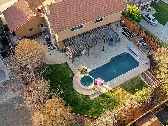 3rd image of 9180 Crest Hill Ct
