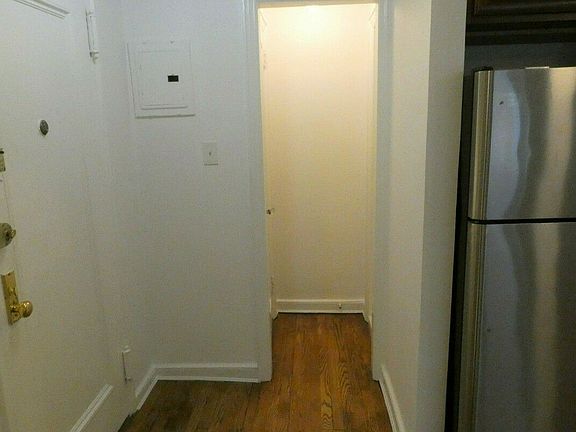 3rd image of 250 E 35th St APT 4B