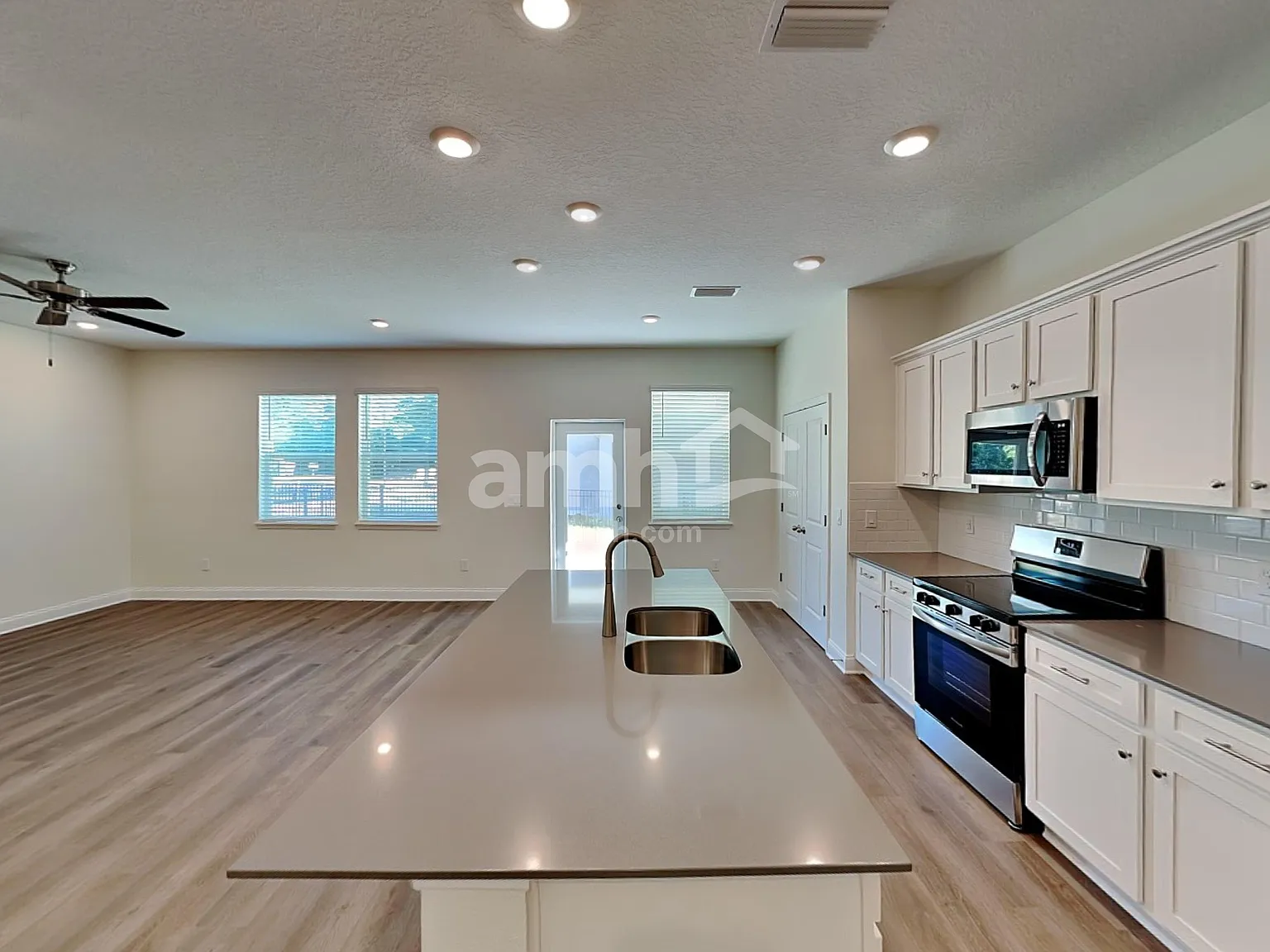 4 bed, 2.5 bath, 1977 sqft, $2,290 — Photo 3