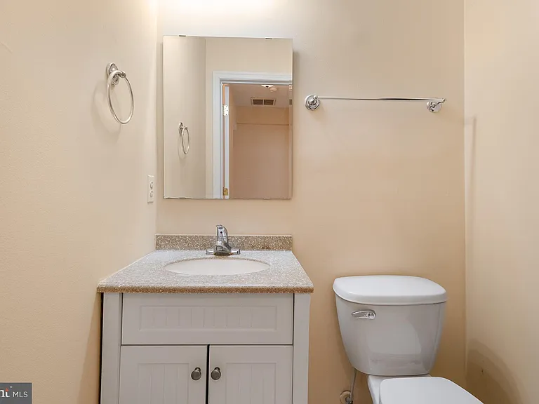 1123 W Lombard St — Photo 26