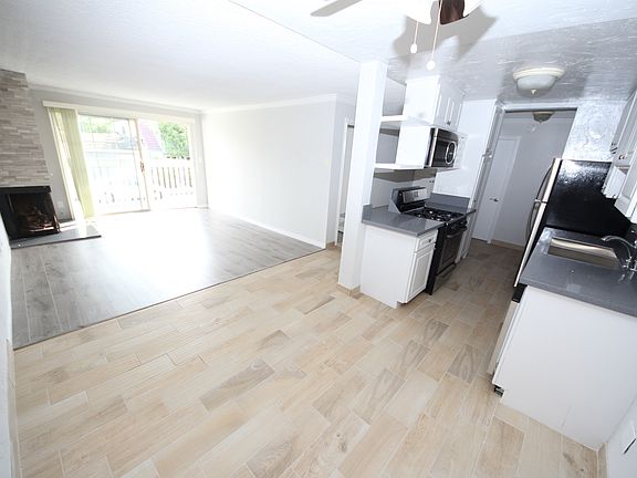 2nd image of 415 N Venice Blvd APT 6