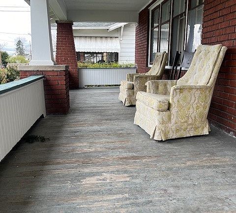 3rd image of 440 W Ravenwood Ave