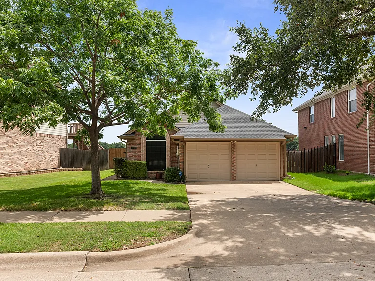 2212 Lakeshore Dr — Photo 2