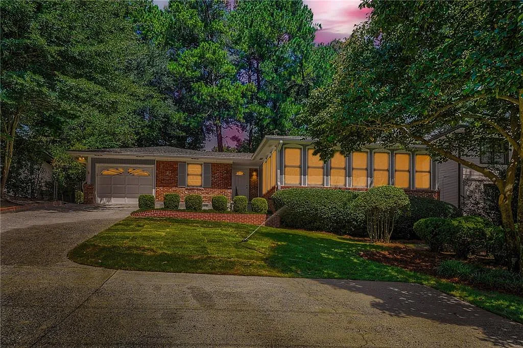 3 bed, 2.0 bath, 1994 sqft, $4,200 — Photo 2