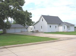208 E 8th St, Riceville, IA 50466