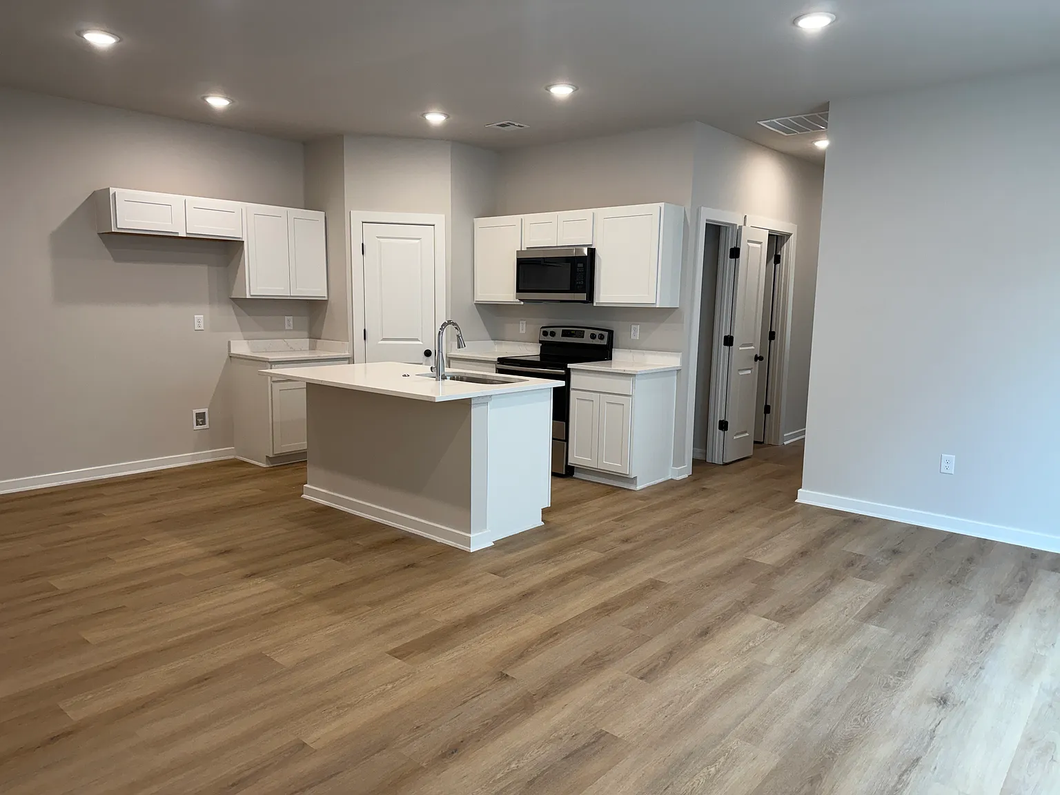 3 bed, 1100 sqft, $1,600 — Photo 3