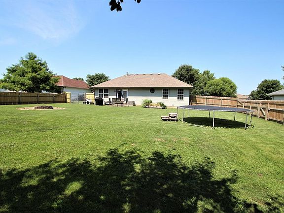 5th image of 214 N Grand Prairie Dr