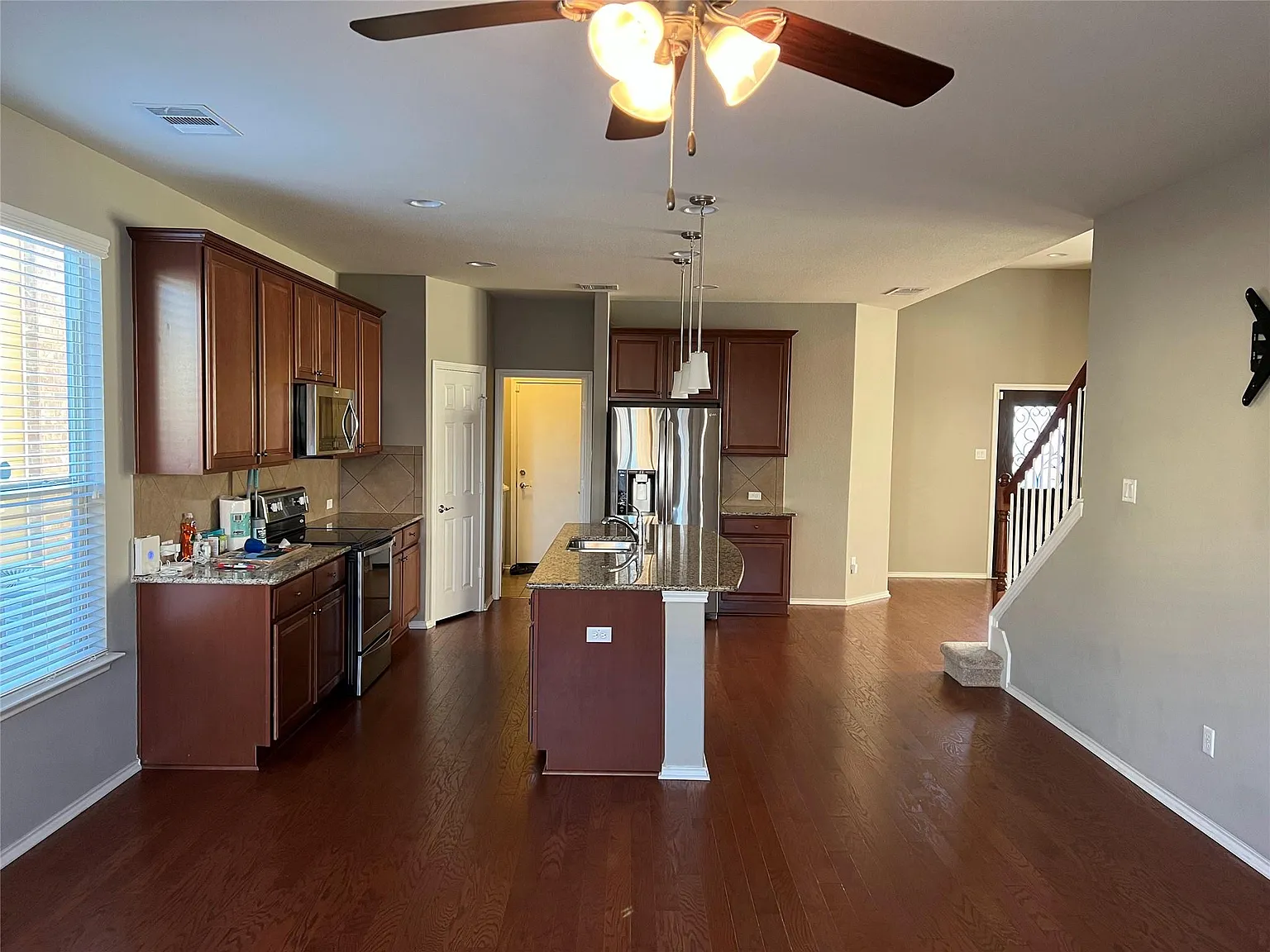 3 bed, 2.5 bath, 1819 sqft, $2,245 — Photo 3