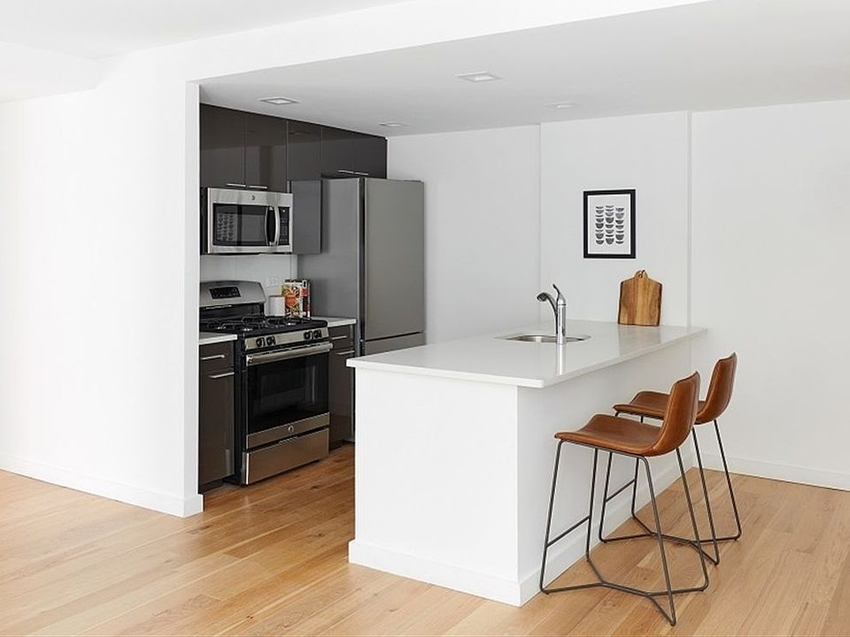 1st image of 4118 Crescent St APT 3D