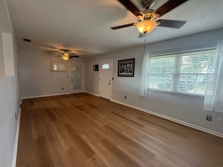 975 North Village Dr — Photo 14