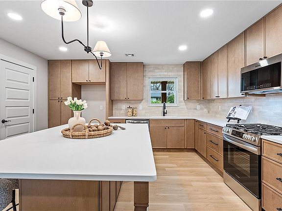 3rd image of 2110 SE 16th St