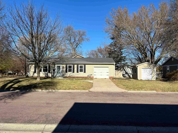712 10th St, Spirit Lake, IA 51360