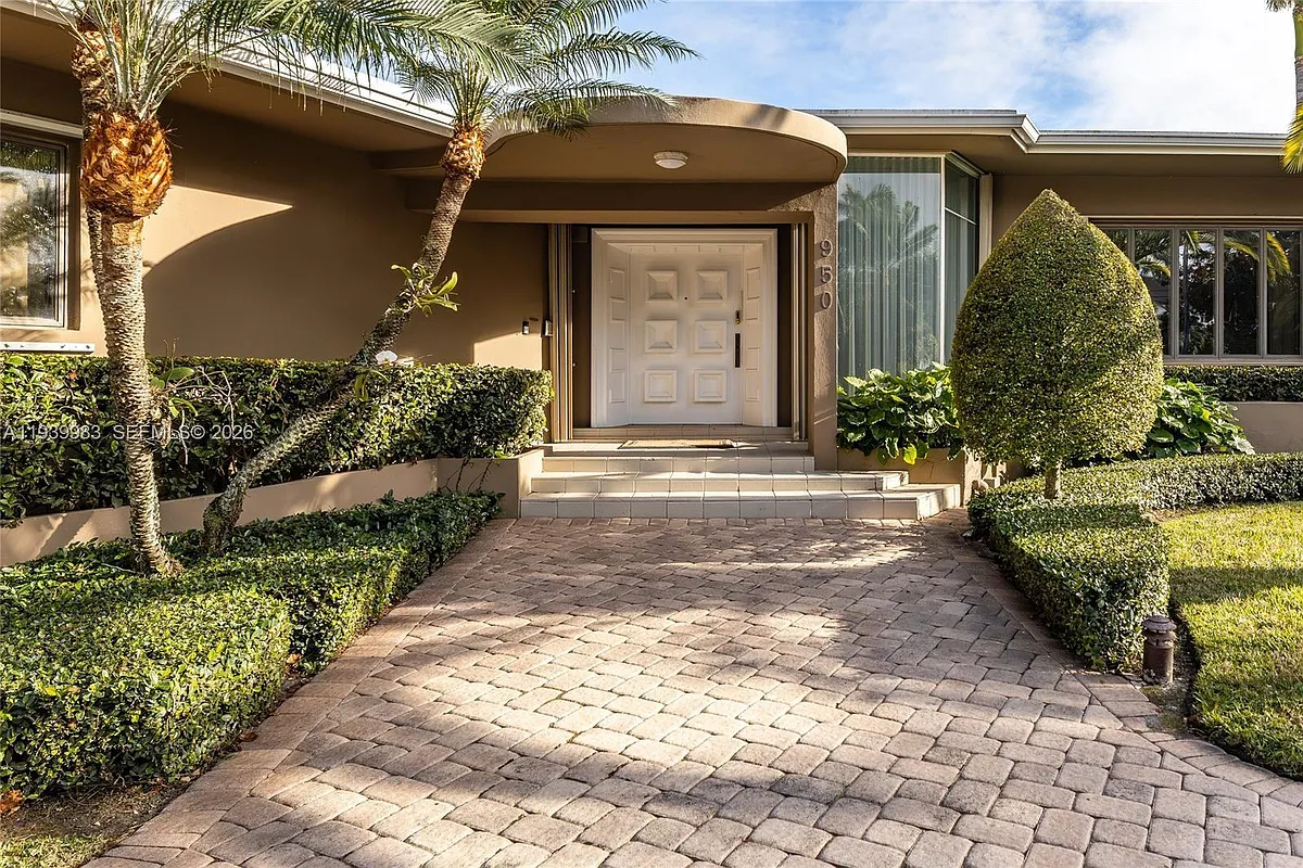 Building Photo - 950 S Southlake Dr