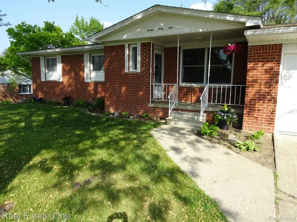 9069 Del Rio Dr, Grand Blanc, MI 48439