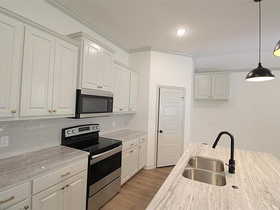 4th image of 1623 Alamo Dr