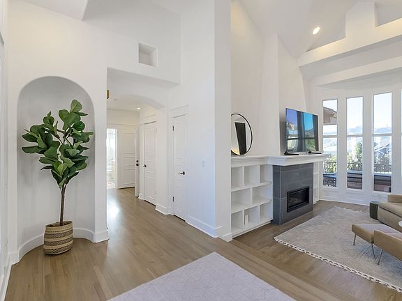 4th image of 1007 E Eaglewood Dr
