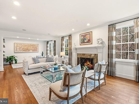 3rd image of 4956 Quebec St NW