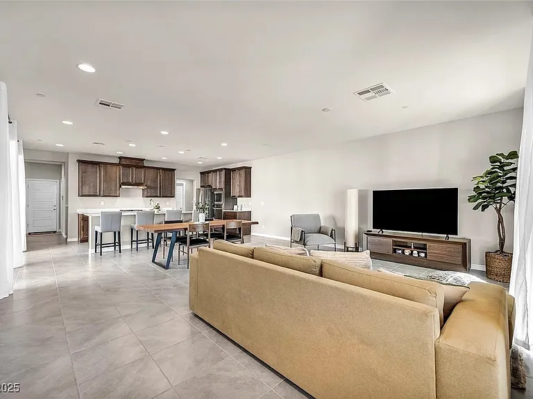 1012 E Sunset Rd — Photo 4