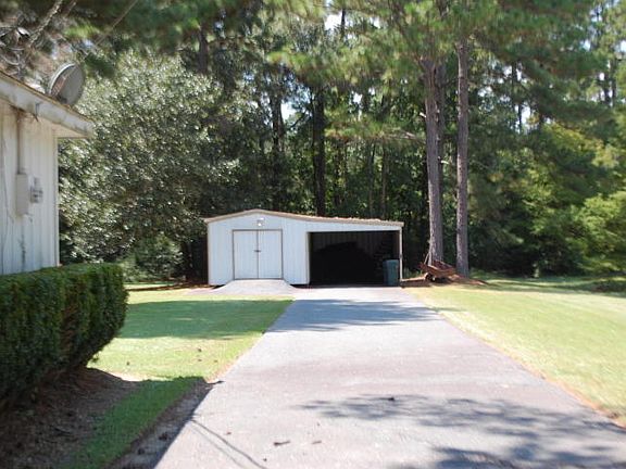 ASPHALT DRIVEWAY TO BUILDING