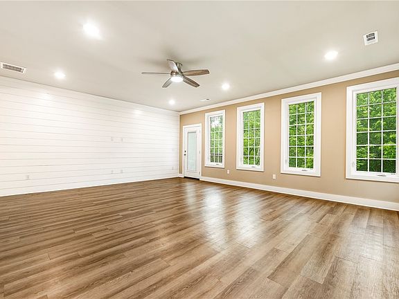 5th image of 9 Hubert Ln