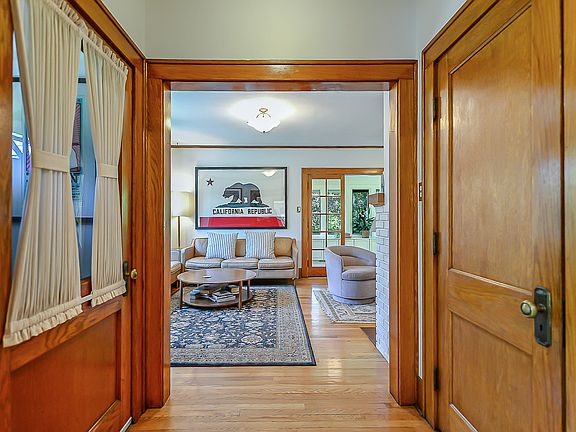 4th image of 1121 Pauline Blvd