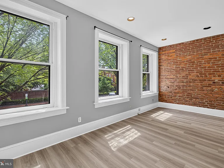 705 8th St SE #200 — Photo 5