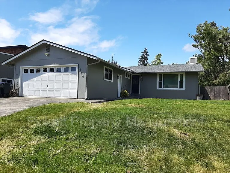 212 NE Torval Canyon Rd — Photo 1