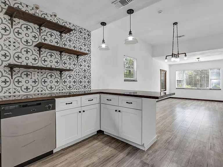 611 Marion St — Photo 21