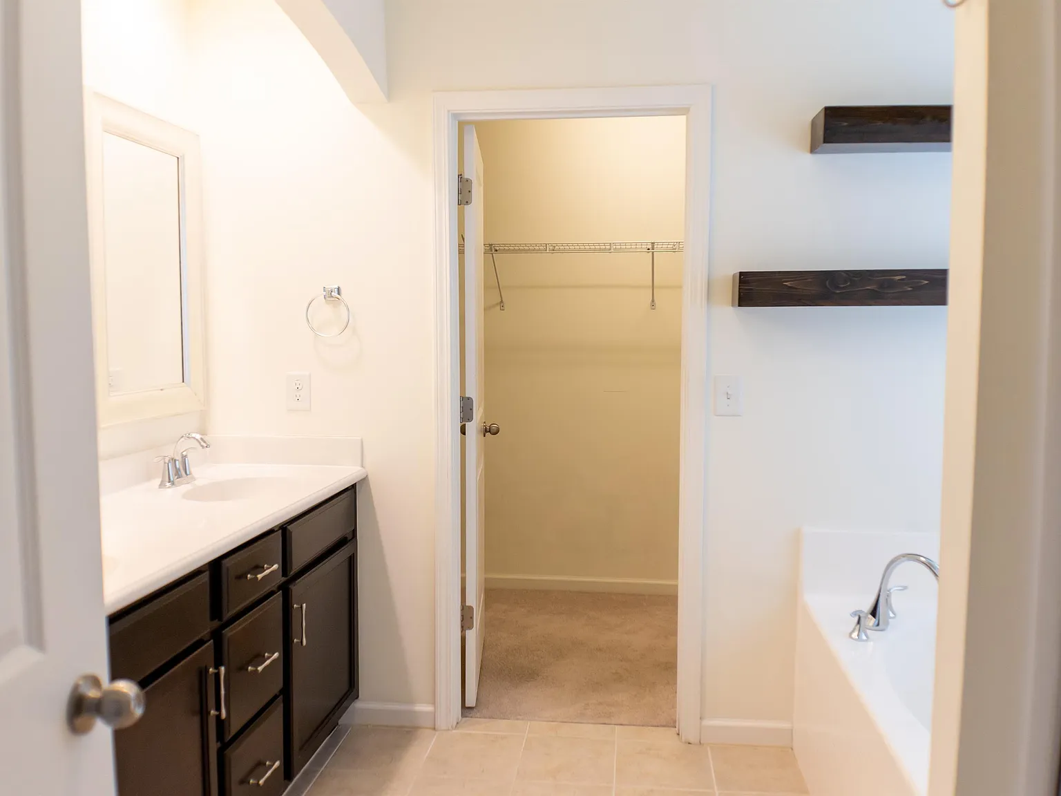 138 Lyonshall Street - 1 — Photo 3