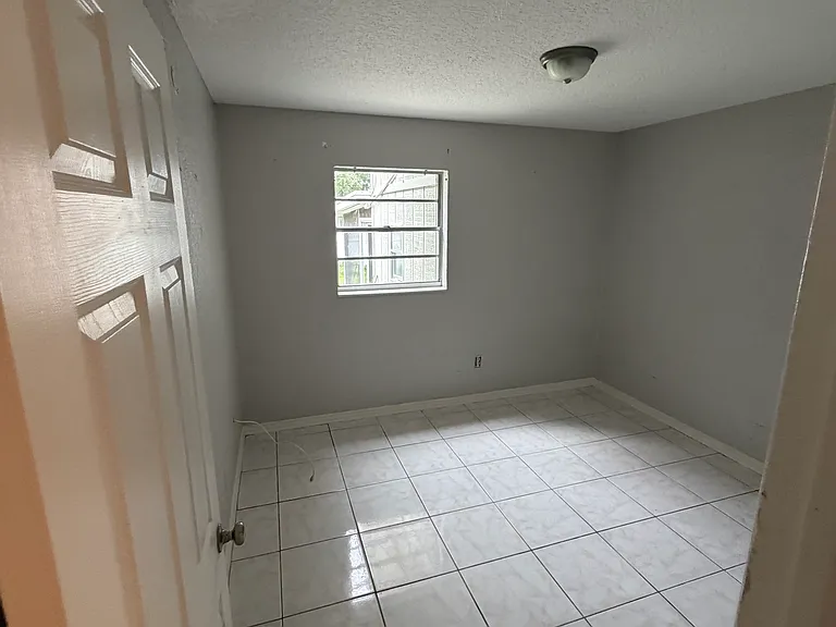 2219 E Annie St — Photo 3