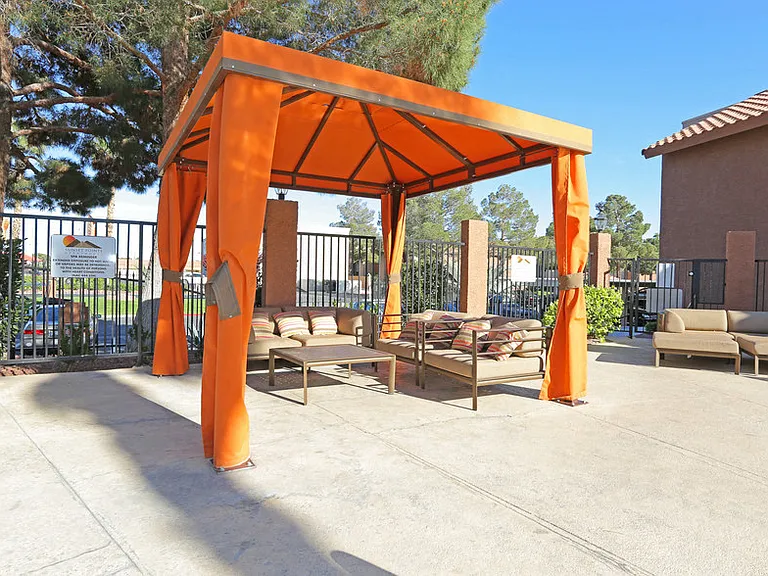 Sunset Pointe Apartments — Photo 7
