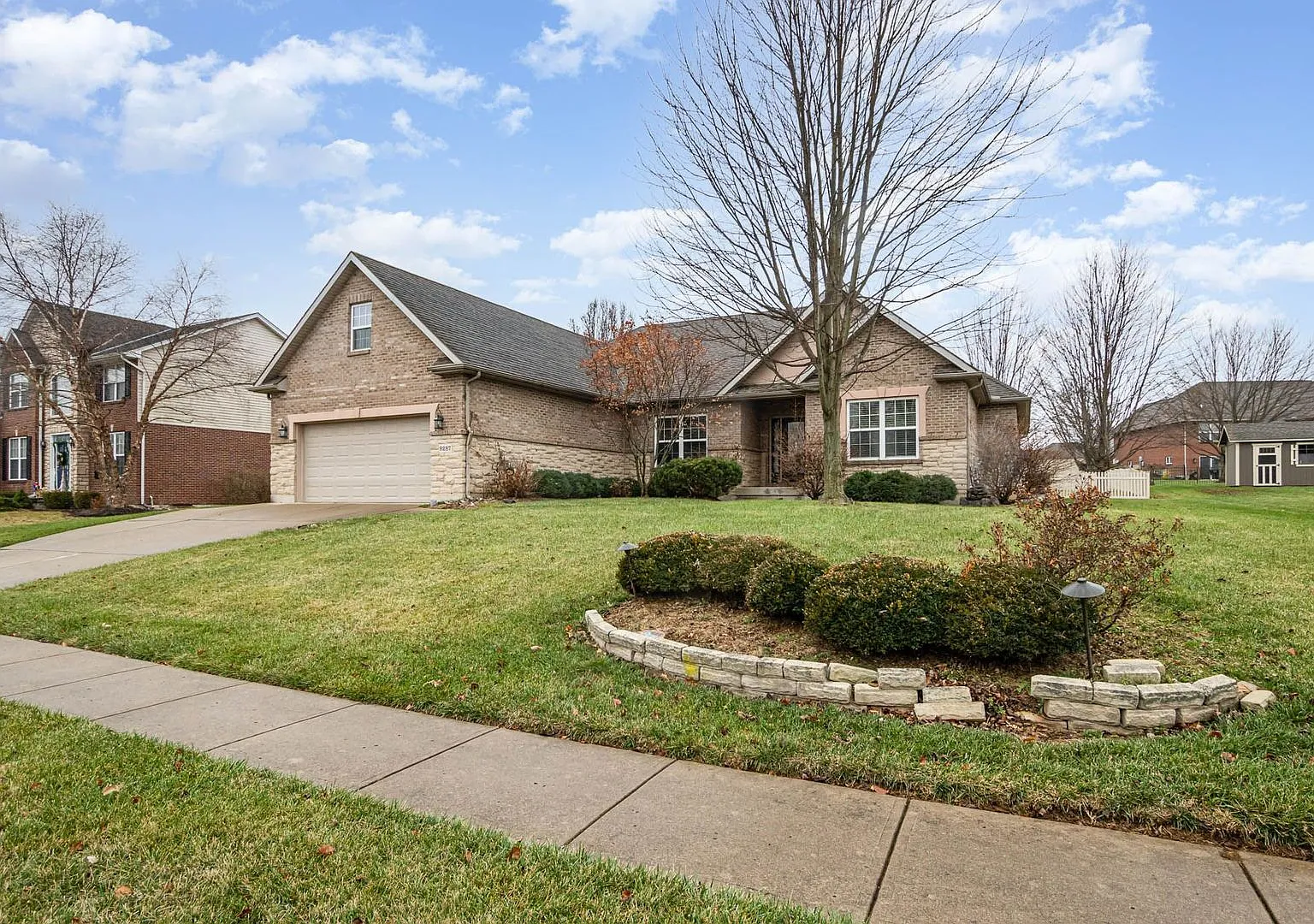 New! Large home in Great suburban neighborhood. — Photo 1