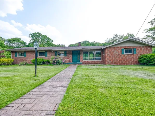 821 Chateau Dr, Ellwood City, PA 16117
