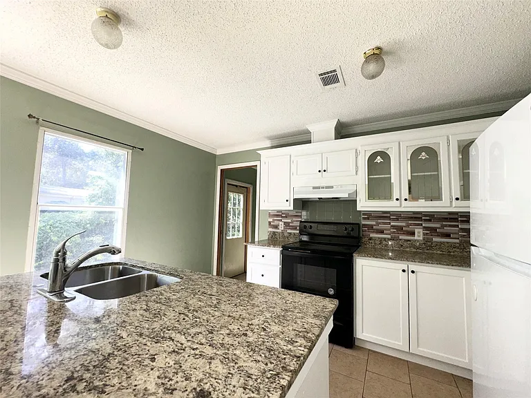 18143 Breezy Dr — Photo 17