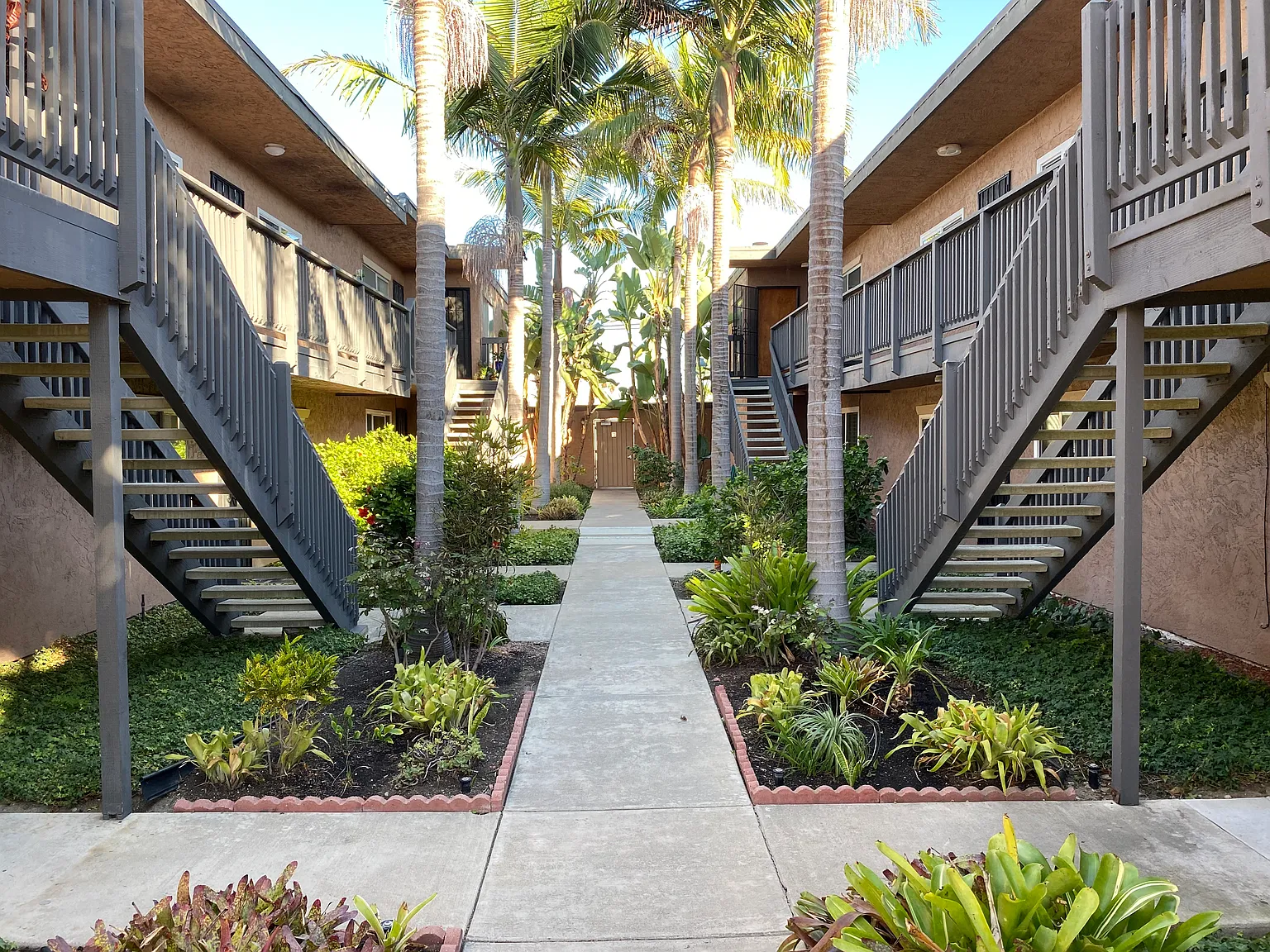 2 bed, 886 sqft, $3,150 — Photo 2