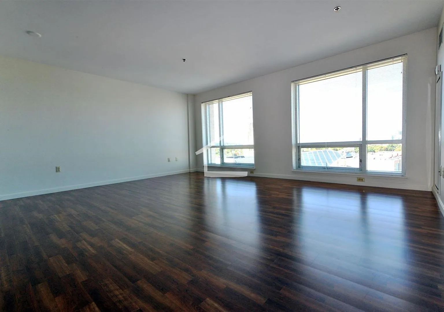 Luxury Fenway Apartment minutes walk to NEU and more! Laundry in Unit! Pet Friendly — Photo 1