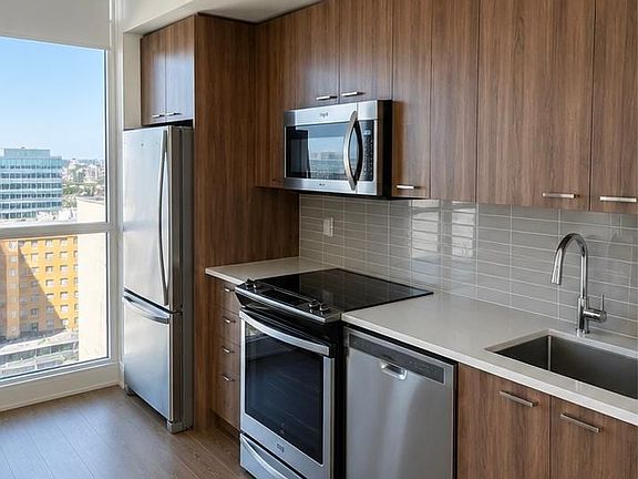 4th image of 30 Roehampton Ave #2402