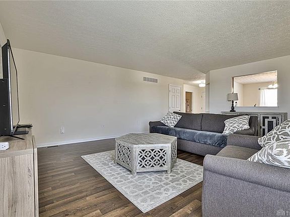 4th image of 541 Lake Front Dr