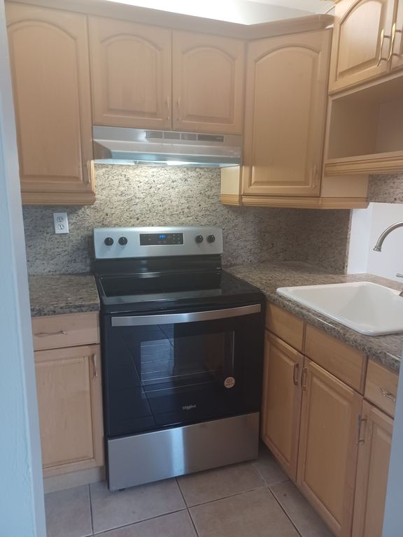 830 N Riverside Dr APT 212, photo 7