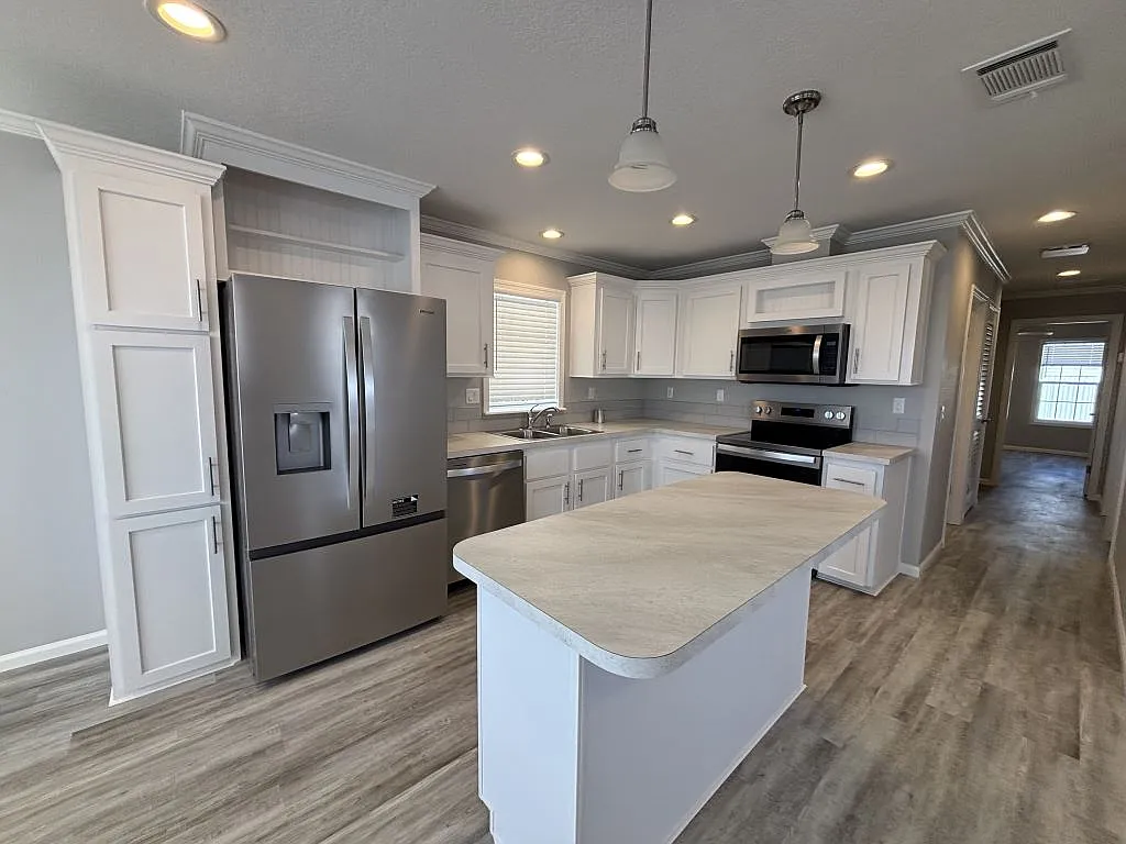 3 bed, 2.0 bath, 1198 sqft, $1,549 — Photo 2