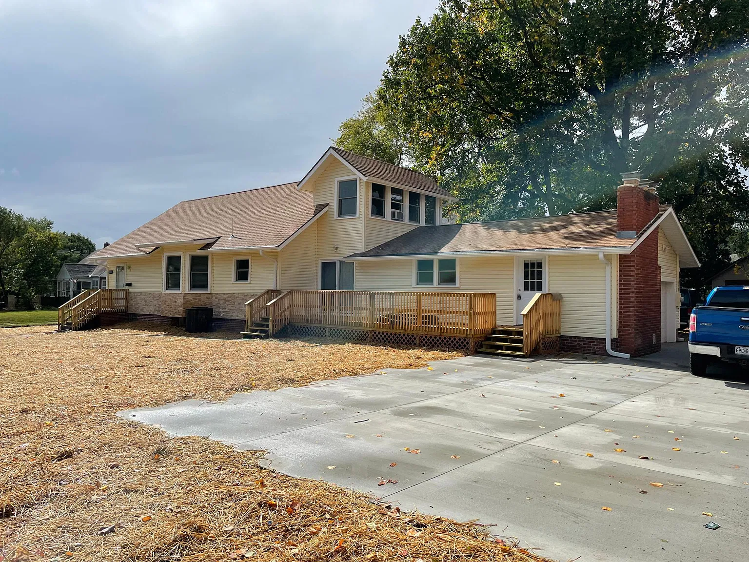 302 N Noyes Blvd — Photo 1