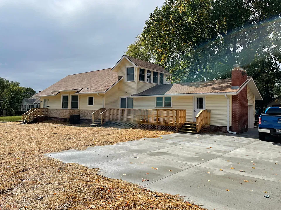 302 N Noyes Blvd