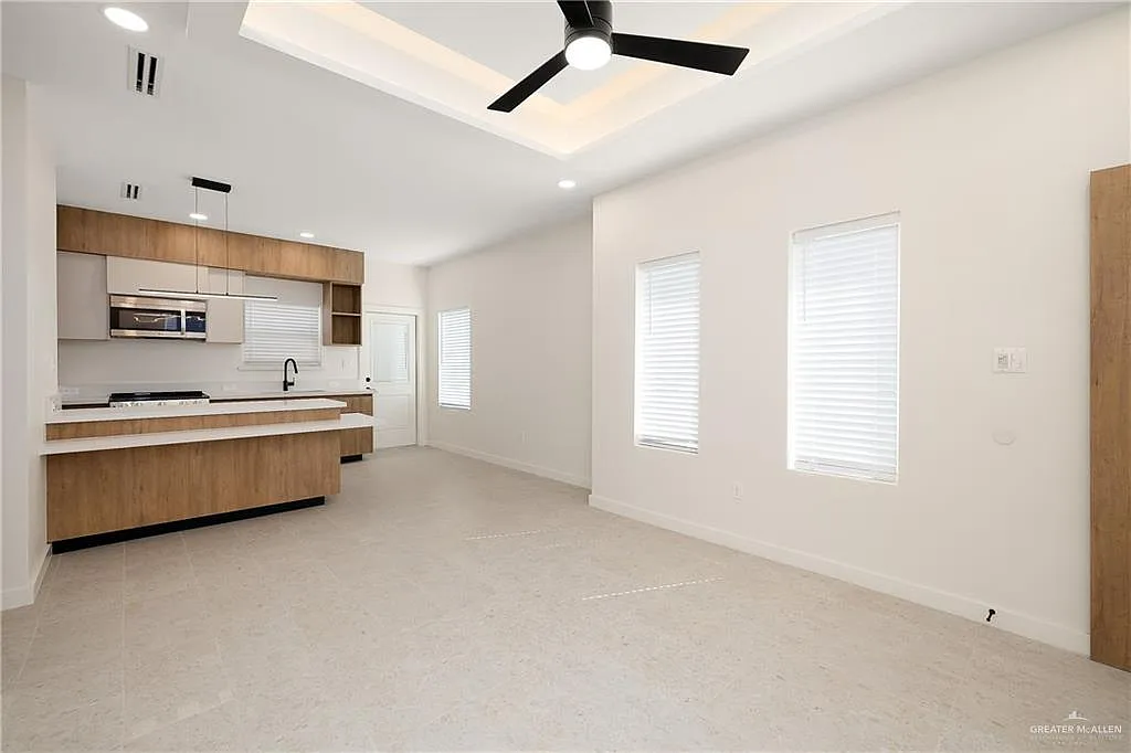 2 bed, 2.0 bath, 896 sqft, $1,250 — Photo 3