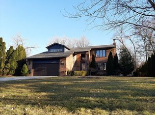 8023 Saint James Dr, Grosse Ile, MI 48138