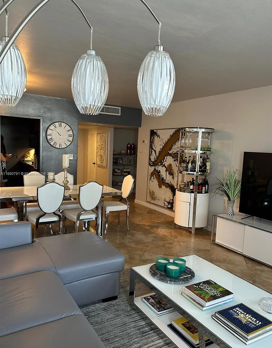 The Decoplage Condo — Photo 1
