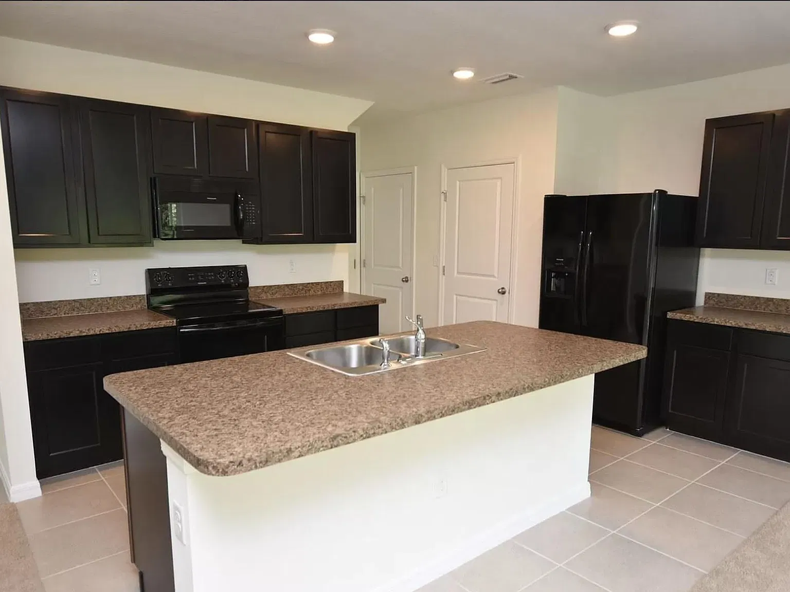 4 bed, 2.5 bath, 2007 sqft, $2,600 — Photo 3