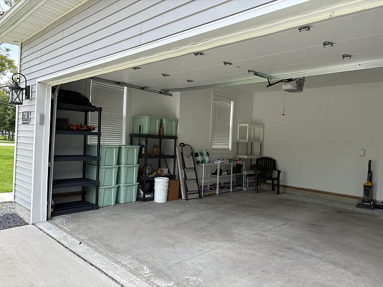 738 S Shoop Ave — Photo 4